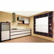 Kremowa kuchnia z odcieniami mahoniu