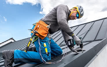 Jak chodzić po dachu, żeby go nie uszkodzić? Poradnik