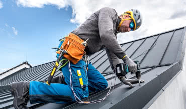 Jak chodzić po dachu, żeby go nie uszkodzić? Poradnik