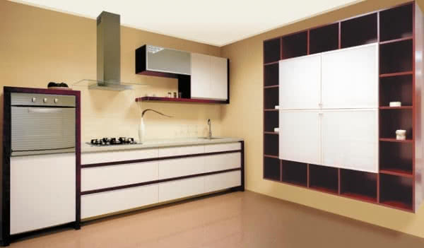 Kremowa kuchnia z odcieniami mahoniu