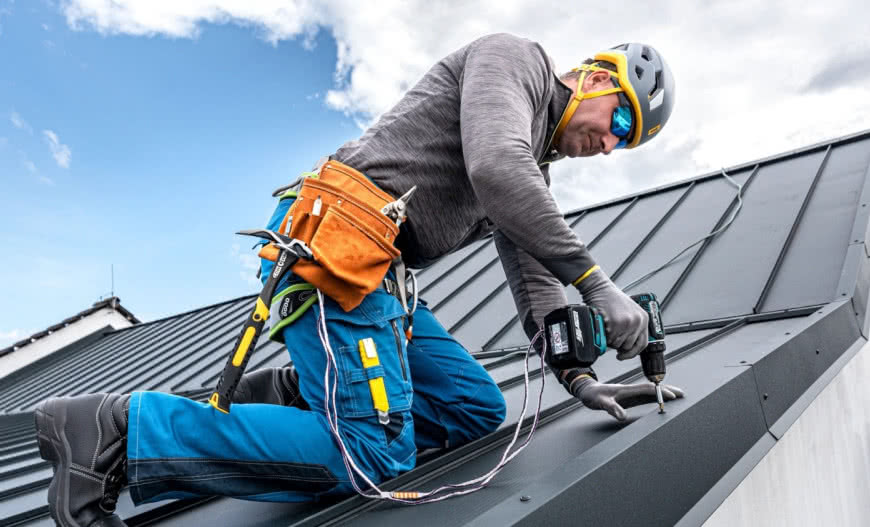 Jak chodzić po dachu, żeby go nie uszkodzić? Poradnik