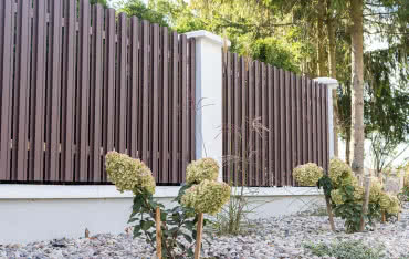 Ogrodzenia na każdą kieszeń: poradnik dla inwestorów