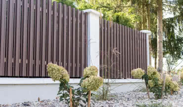 Ogrodzenia na każdą kieszeń: poradnik dla inwestorów