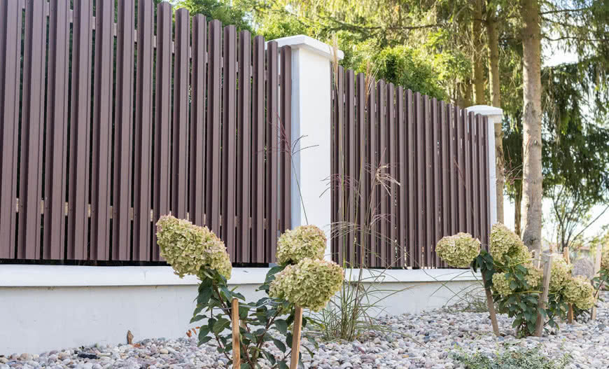 Ogrodzenia na każdą kieszeń: poradnik dla inwestorów