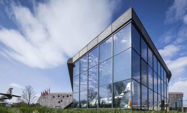 Muzeum Lotnictwa Polskiego w Krakowie ze szkłem SunGuard SN 70/41 firmy Guardian