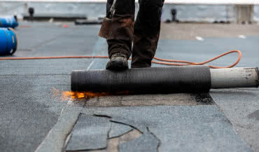 Jaką papę bitumiczną wybrać na dach płaski? Przewodnik po materiałach i technologiach