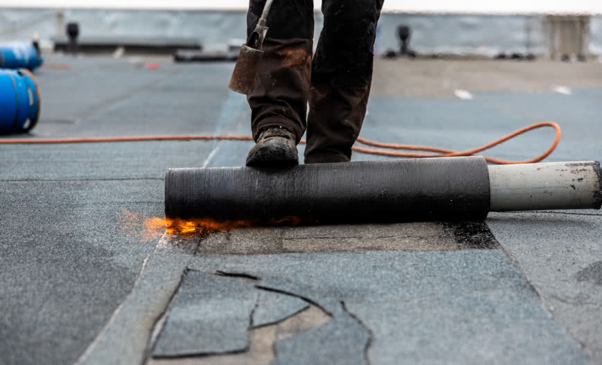 Jaką papę bitumiczną wybrać na dach płaski? Przewodnik po materiałach i technologiach