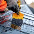 Roztwory gruntujące w budownictwie – jak zapewnić dachom wieloletnią trwałość?