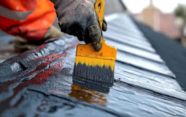 Roztwory gruntujące w budownictwie – jak zapewnić dachom wieloletnią trwałość?