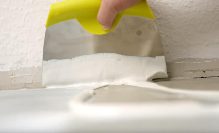 Jak układać wykładzinę na wilgotnym podłożu?