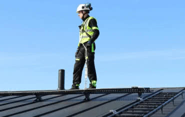 Bezpieczne chodzenie po dachu – systemy komunikacji, techniki i przepisy prawne