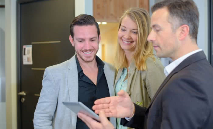 Jak zadbać o klienta w salonie budowlanym?