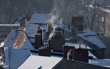 Smog zimą wraca jak bumerang. Co robi inwersja temperatury i „kopciuchy”?