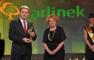 Balinek ze statuetką Superbrands