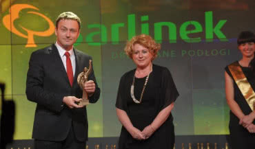 Balinek ze statuetką Superbrands