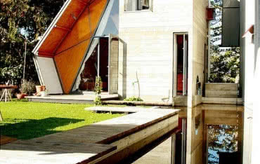 Nietypowy dach w nowoczesnym budynku