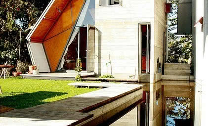 Nietypowy dach w nowoczesnym budynku