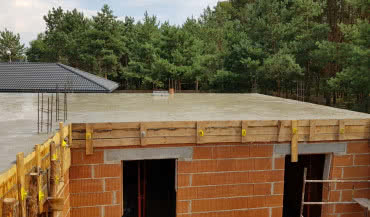 Strop monolityczny - idealny do Twojego domu? Poznaj jego zalety i wady