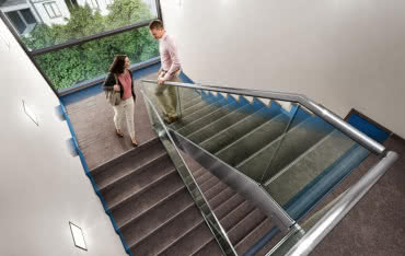 Kolor niebieski znakiem rozpoznawczym skutecznej izolacji akustycznej Schöck Tronsole®