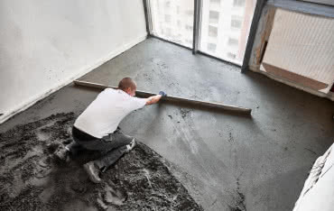 Szybkowiążące i szybkoschnące systemy podłogowe. Czym różnią się od standardowych rozwiązań?