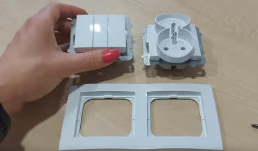 Jak złożyć zestaw w ramce - łącznik + gniazdo podwójne?