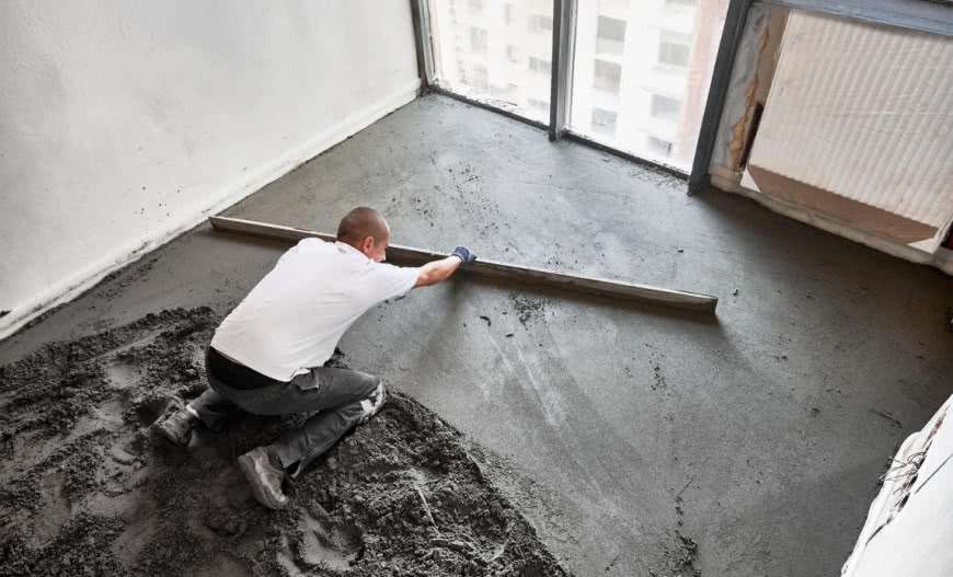 Szybkowiążące i szybkoschnące systemy podłogowe. Czym różnią się od standardowych rozwiązań?