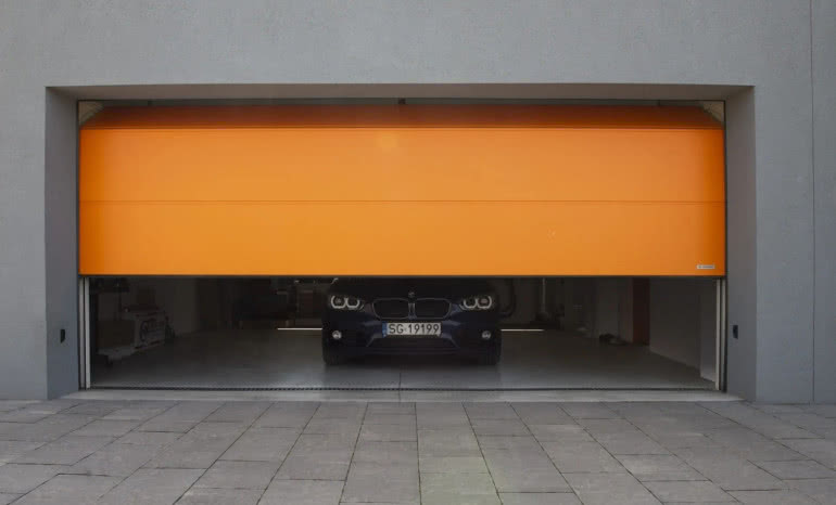 Stromy podjazd do garażu: jak zaprojektować bezpieczny i funkcjonalny wjazd?