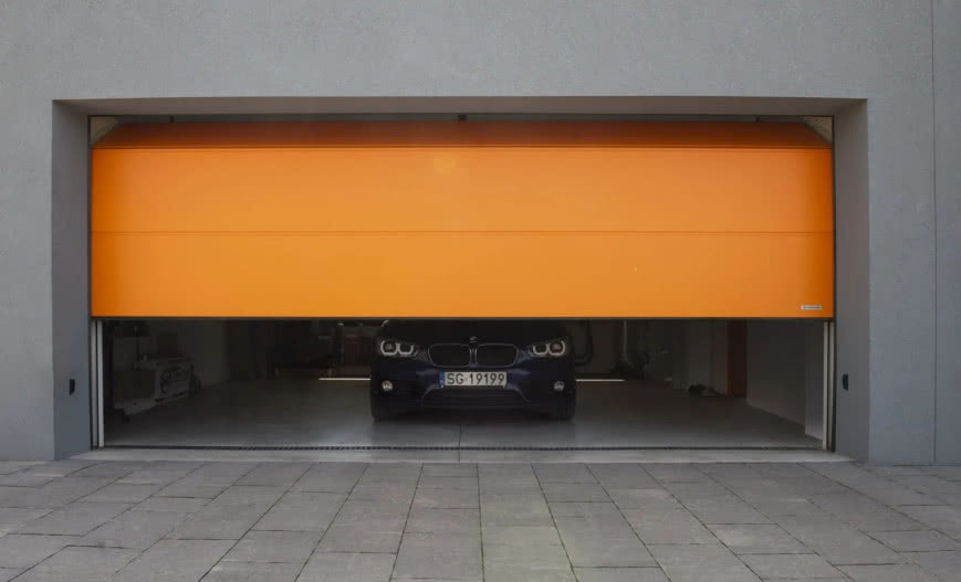 Stromy podjazd do garażu: jak zaprojektować bezpieczny i funkcjonalny wjazd?