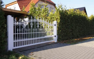 Bramy w stylu retro – jak wybrać idealny model do klasycznej rezydencji?
