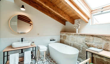 Łazienka na poddaszu – jakie okna dachowe wybrać?