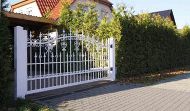 Bramy w stylu retro – jak wybrać idealny model do klasycznej rezydencji?