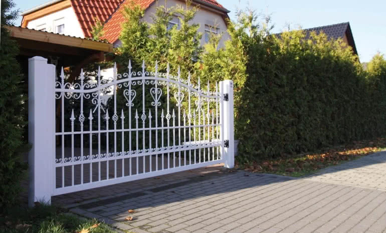 Bramy w stylu retro – jak wybrać idealny model do klasycznej rezydencji?