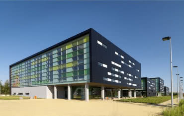 Gra kolorów i światła w przeszkleniach budynku ITŻiG w Łomży