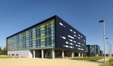 Gra kolorów i światła w przeszkleniach budynku ITŻiG w Łomży