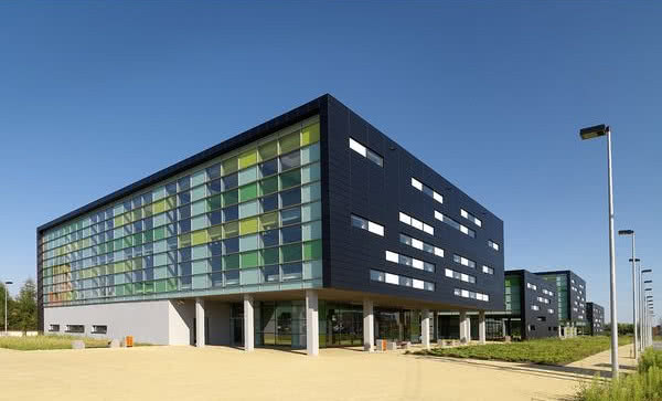 Gra kolorów i światła w przeszkleniach budynku ITŻiG w Łomży