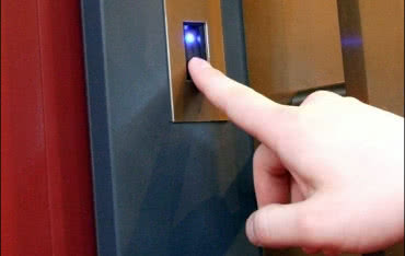 Zastosowanie zamków sprawdzających odcisk palca, czyli wykorzystujących czytniki biometryczne