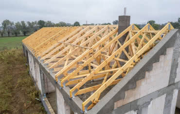 Montaż dachu zimą - czy to dobry pomysł? Eksperci odpowiadają