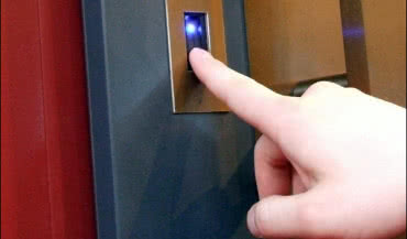 Zastosowanie zamków sprawdzających odcisk palca, czyli wykorzystujących czytniki biometryczne