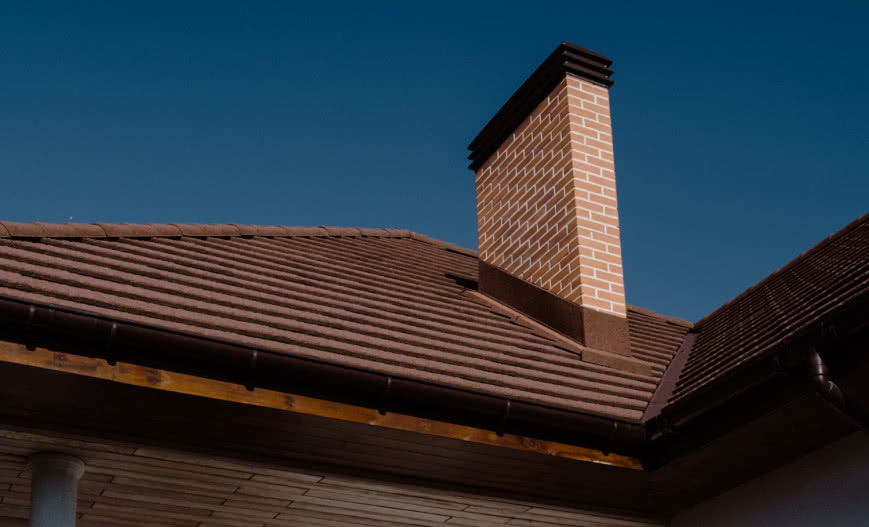 Gdzie umieścić komin? Poznaj dwa typowe rowiązania