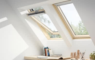 Jeszcze więcej światła na poddaszu – zestawy okienne VELUX