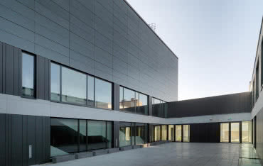 Filharmonia Świętokrzyska z akustycznymi szybami marki Pilkington