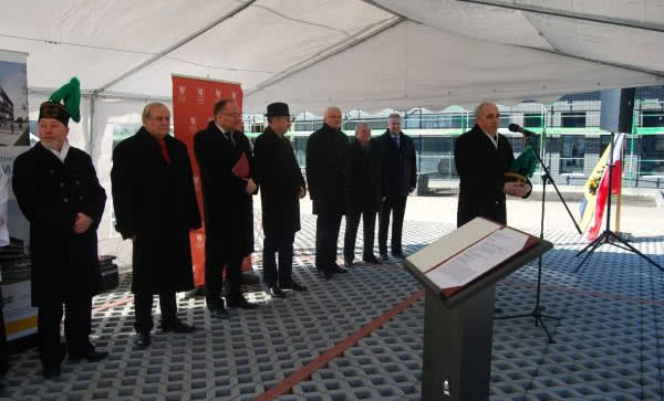 Wiecha nad wrocławskim Geocentrum już wisi!