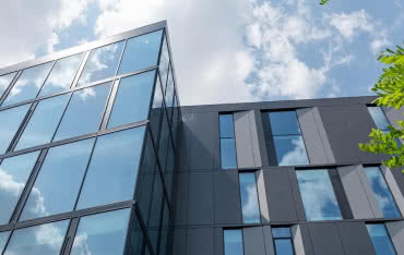 Fasady aluminiowe w budownictwie: co musisz wiedzieć, zanim wybierzesz system?