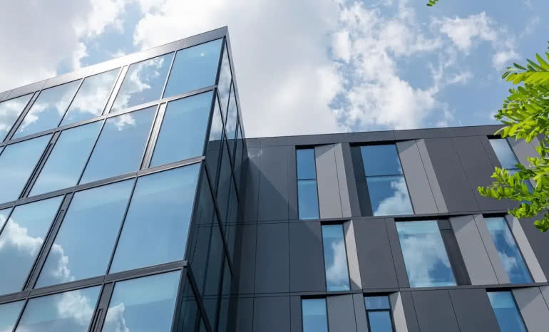 Fasady aluminiowe w budownictwie: co musisz wiedzieć, zanim wybierzesz system?