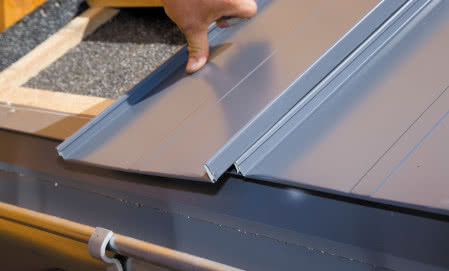 Montaż paneli dachowych na rąbek firmy Blachy Pruszyński