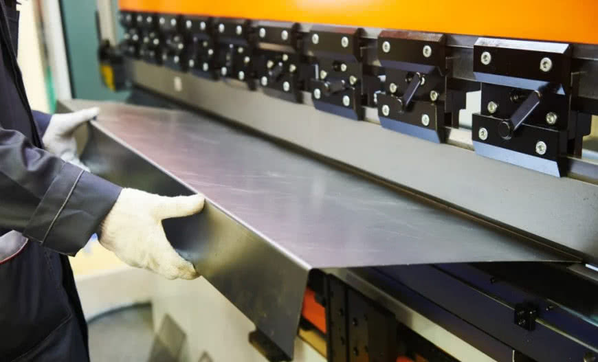 Obróbki blacharskie - ręczne czy maszynowe? Wybierz mądrze