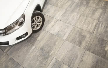 Podjazd do domu z płyt brukowych