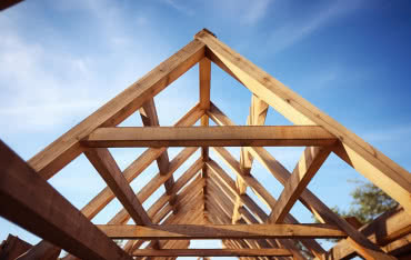 Remont dachu 2026: Zgłoszenie czy pozwolenie na budowę? Przewodnik dla inwestora