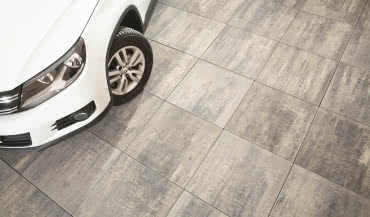 Podjazd do domu z płyt brukowych