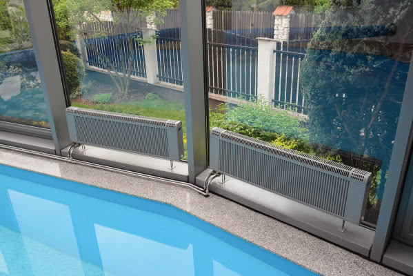 Grzejniki REGULLUS z owalną, perforowaną górną osłoną - wykonanie basenowe